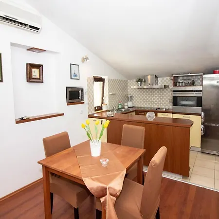 Paula Apartment Split